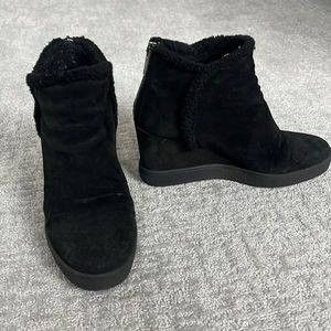 EXCELLENT condition Aquatalia wedge booties sz 9
